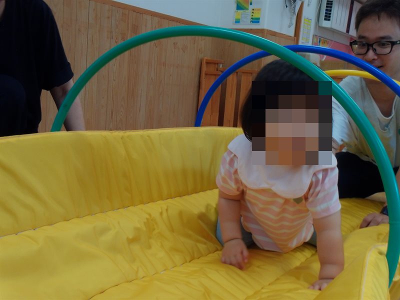 フープを使った運動遊びの様子